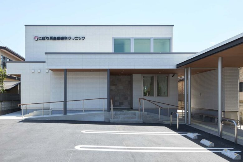 院内紹介 玄関 こばり耳鼻咽喉科クリニック 福島県会津若松市の耳鼻咽喉科・補聴器外来 専門クリニック